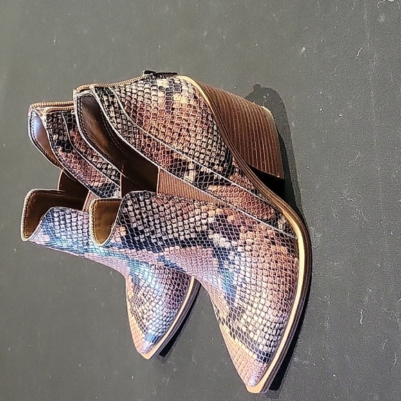 Vince Camuto booty snake skin - Picture 3 of 5